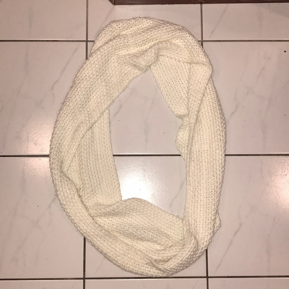 CIRCLE SCARF white and warm